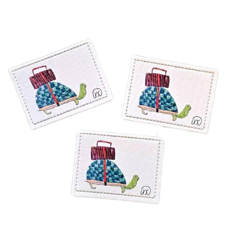 Kreativartikel.ch Kunstleder Label 4 x 3 cm Schildkröte mit Koffer 629 3455 000 mehrere