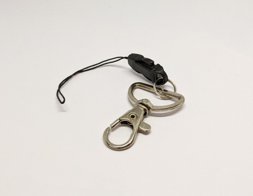 Karabiner mit Steckschnalle klein und Schnur