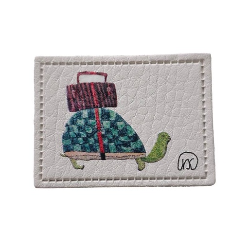 [629 3455 000] "Schildkröte mit Koffer" Kunstleder Label 4 x 3cm